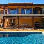Villa avec piscine privée vue sur vignoble, à proximité des plages&de la ville