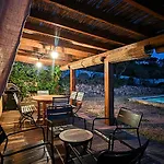Villa avec piscine privée vue sur vignoble, à proximité des plages&de la ville