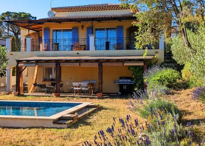 Villa avec piscine privée vue sur vignoble, à proximité des plages&de la ville