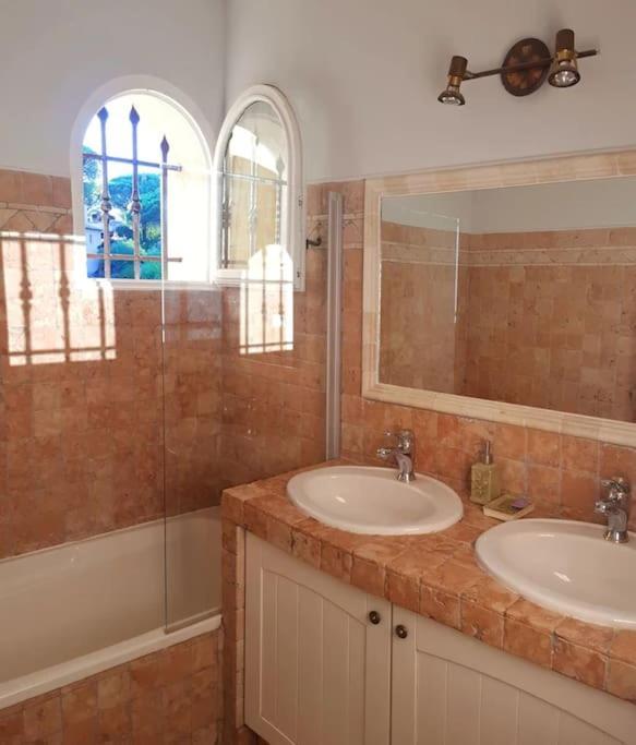 Villa Avec Piscine Privée Vue Sur Vignoble, à Proximité Des Plages&de La